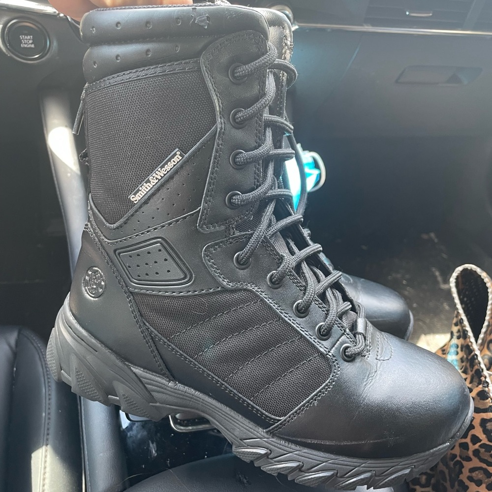 Black Smith and Wesson tactical boots size 6R